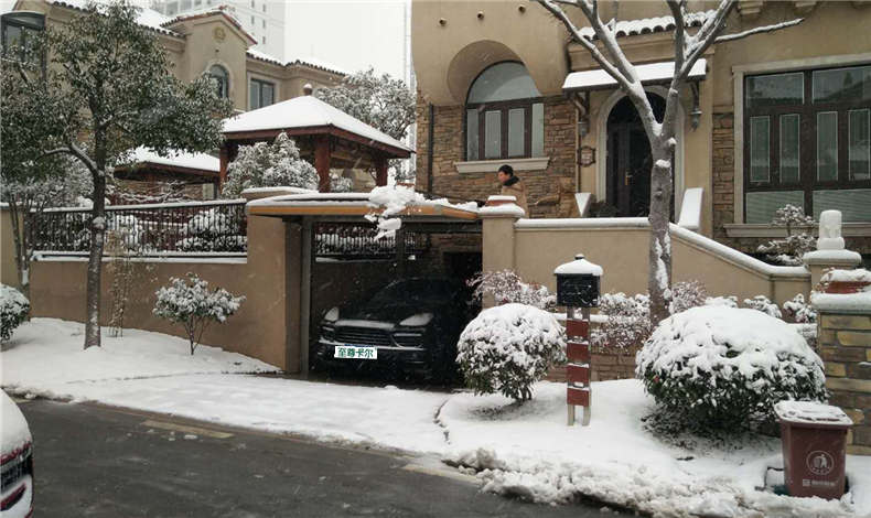 溫馨提示：注意積雪厚度，及時清除車棚積雪